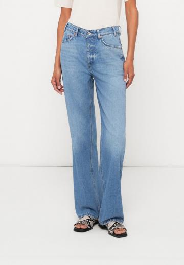 Прямые джинсы