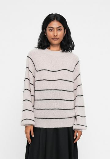 Пуловер в полоску