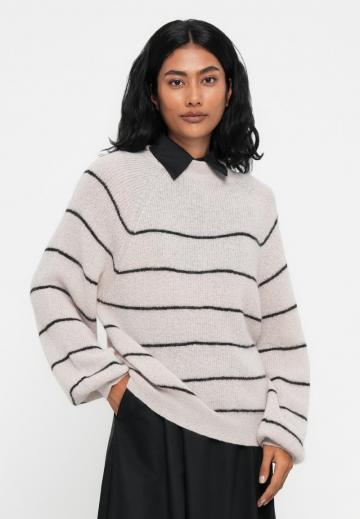 Пуловер в полоску