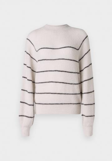 Пуловер в полоску