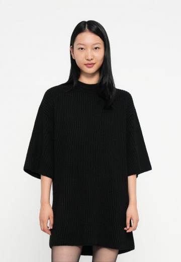 Вязаное платье