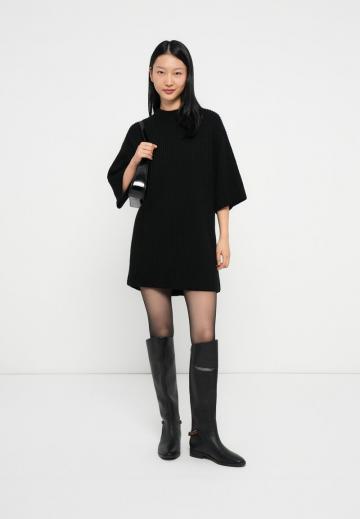 Вязаное платье