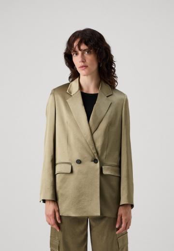 Блейзер с накладными карманами