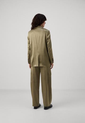 Блейзер с накладными карманами