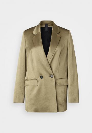 Блейзер с накладными карманами