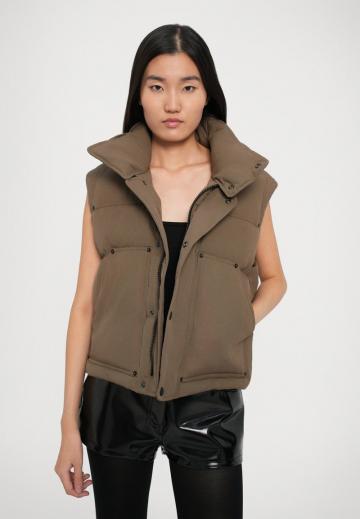 Пуховой жилет