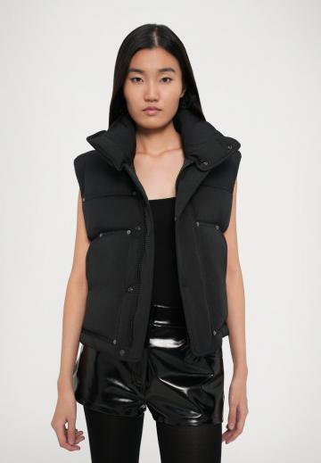 Пуховой жилет