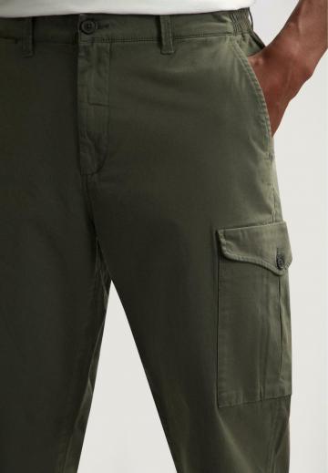 Брюки с накладными карманами