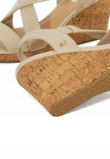 Босоножки на танкетке