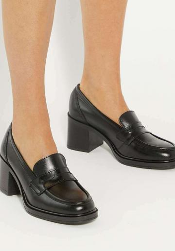 Туфли с высоким носом