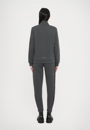 Спортивная куртка