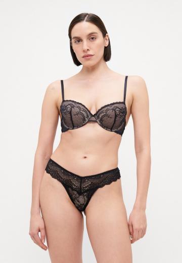 Трусы на бедрах