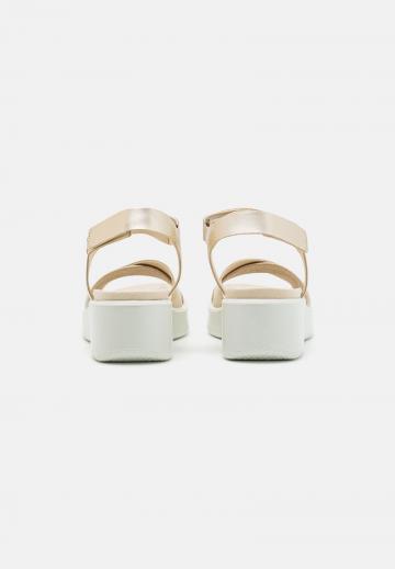 Босоножки на танкетке