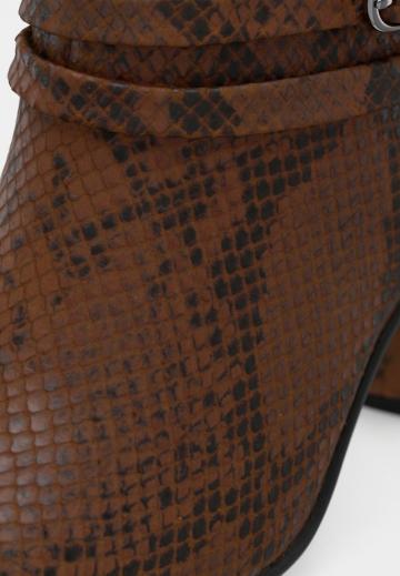 Полусапожки на высоком каблуке