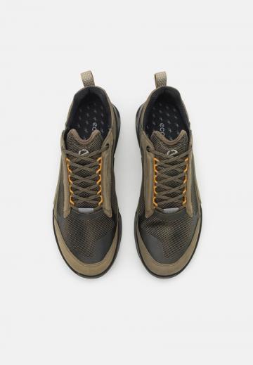 Походные кроссовки