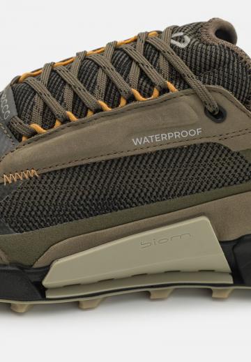 Походные кроссовки