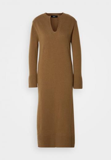 Вязаное платье