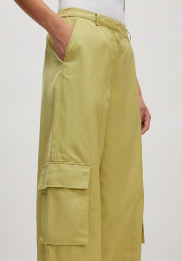 Брюки с накладными карманами