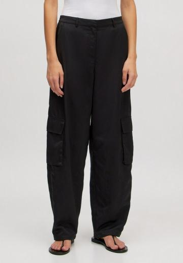 Брюки с накладными карманами