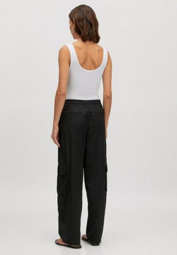 Брюки с накладными карманами