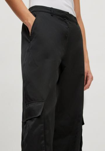 Брюки с накладными карманами