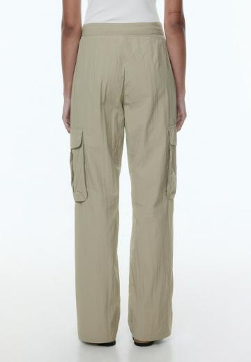 Брюки с накладными карманами