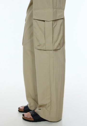 Брюки с накладными карманами