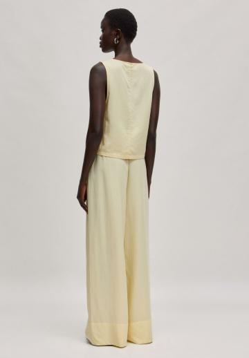 Блузка без рукавов