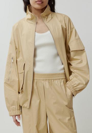 Куртка с накладнымит карманами