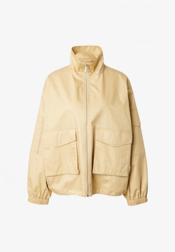 Куртка с накладнымит карманами