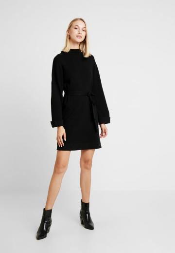 Вязаное платье