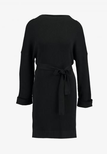 Вязаное платье