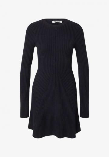 Вязаное платье