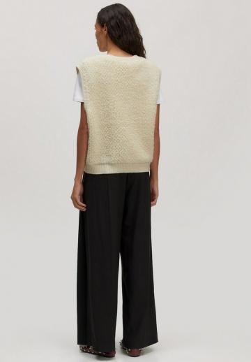 Вязаный жилет