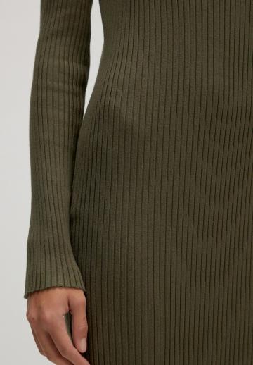 Вязаное платье