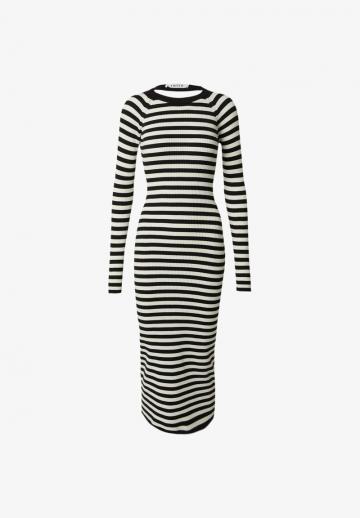 Вязаное платье