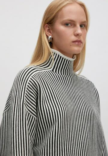 Пуловер в полоску