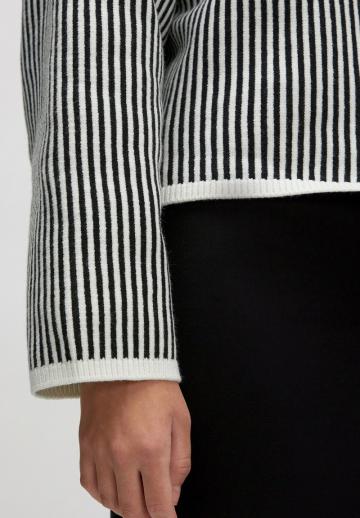 Пуловер в полоску