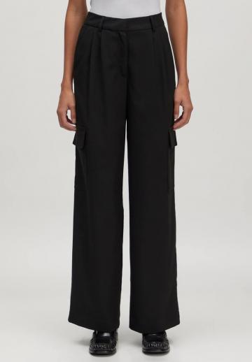 Брюки с накладными карманами