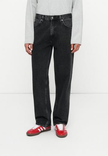 Свободные джинсы