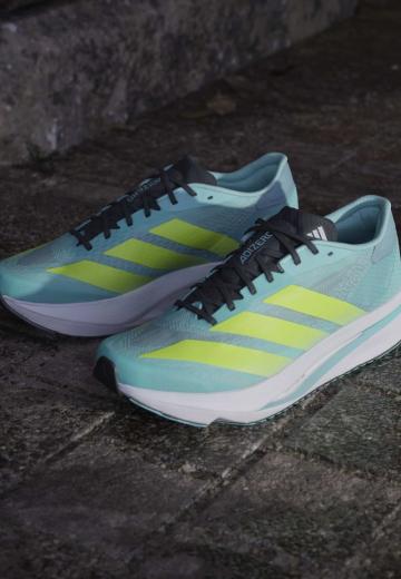 Походные кроссовки