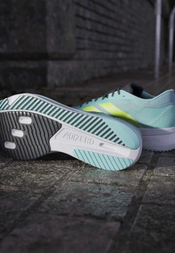 Походные кроссовки