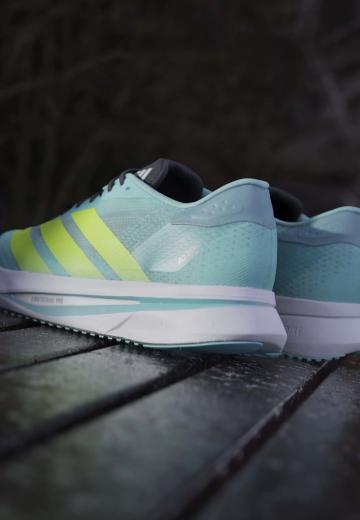 Походные кроссовки