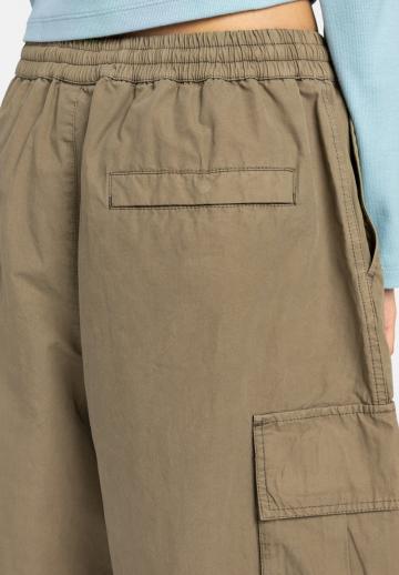 Брюки с накладными карманами