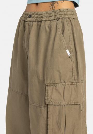 Брюки с накладными карманами