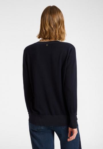 Пуловер с вырезом V