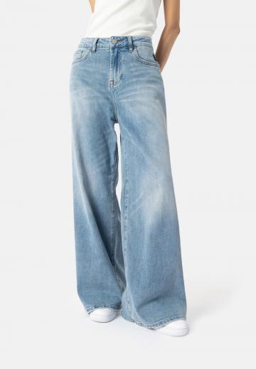 Клешеные джинсы