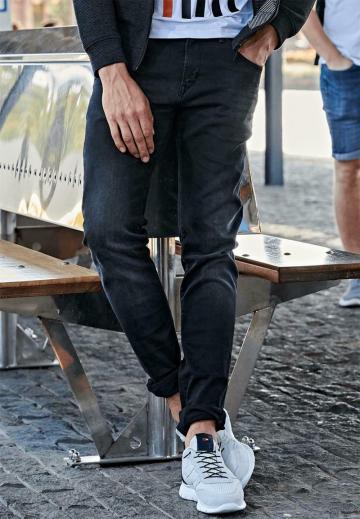 Узкие джинсы