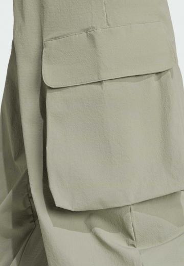 Брюки с накладными карманами