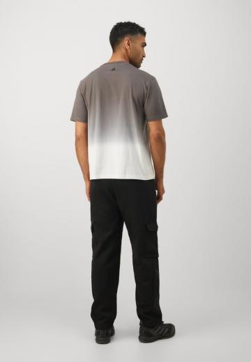 Брюки с накладными карманами